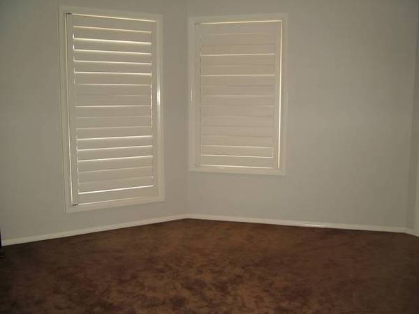 MODERN 5 BEDROOM HOME ON THE LAKE Picture