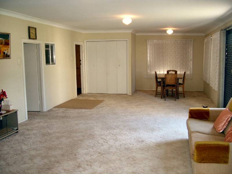 2 BEDROOM HOUSE CLOSE TO TOWN Picture 2