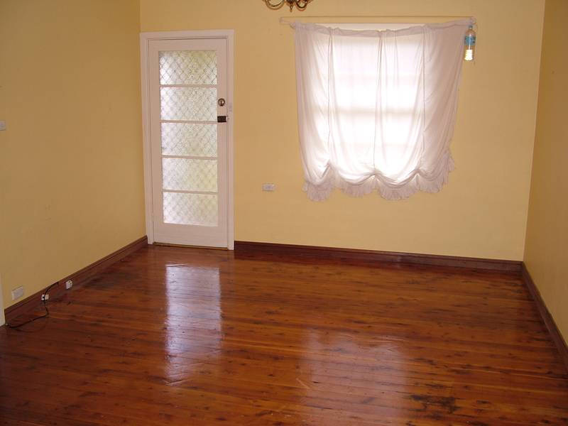 3 BEDROOM HOUSE + GARAGE Picture 2