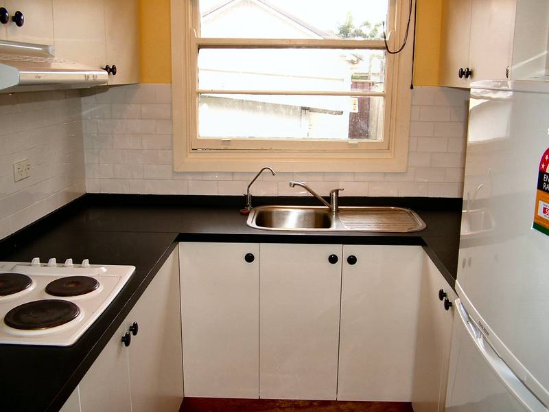 3 BEDROOM HOUSE + GARAGE Picture 3