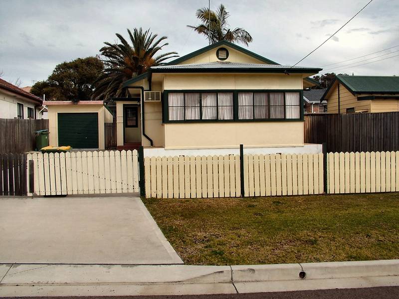 3 BEDROOM HOUSE + GARAGE Picture 1