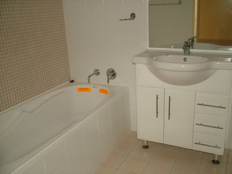 SPACIOUS UNIT WITH VIEWS Picture 2