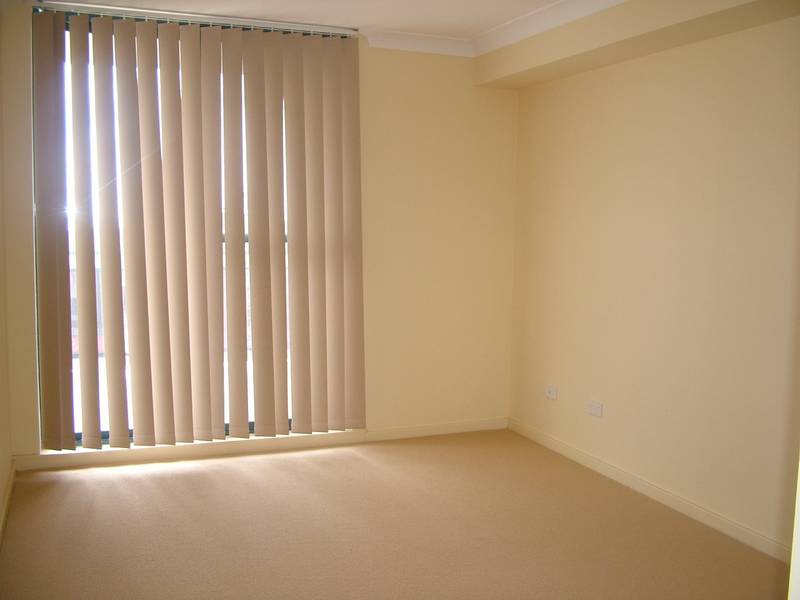 SPACIOUS UNIT WITH VIEWS Picture 3