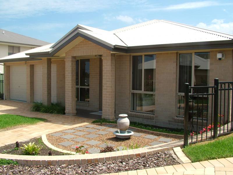 EXECUTIVE STYLE, FAMILY LIVING Picture 1