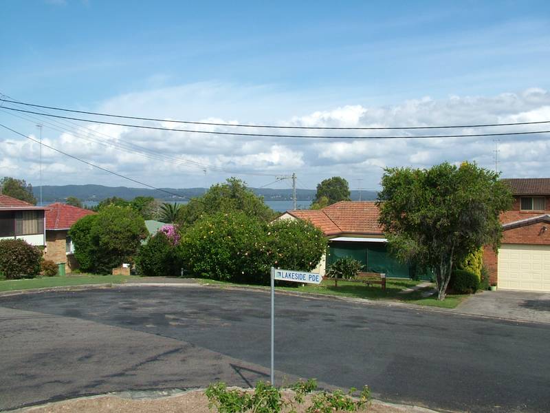 HUGE FAMILY HOME + LAKE VIEWS Picture