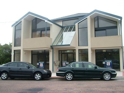 NEAR NEW SPACIOUS 2 BEDDER Picture NEAR NEW SPACIOUS 2 BEDDER Picture