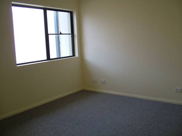 NEAR NEW SPACIOUS 2 BEDDER Picture 2