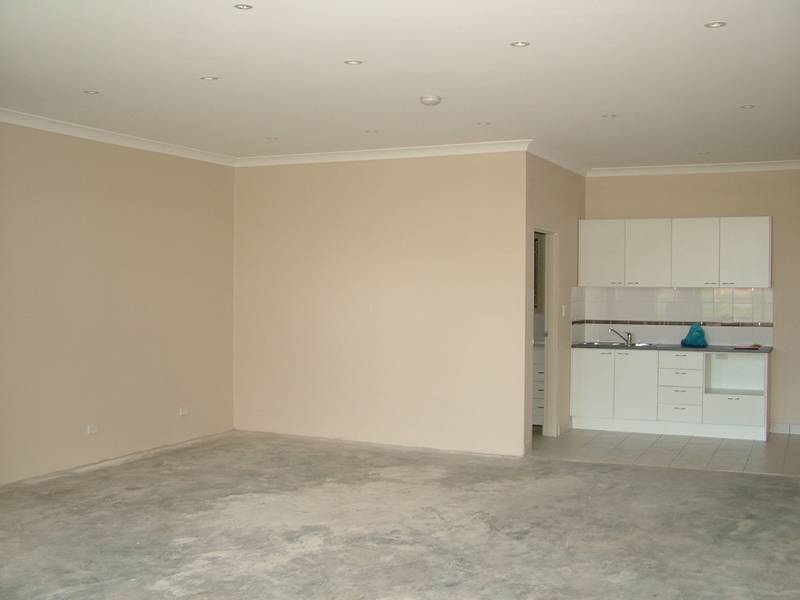 RETAIL- GROUND FLOOR: UNIT 2 Picture 2