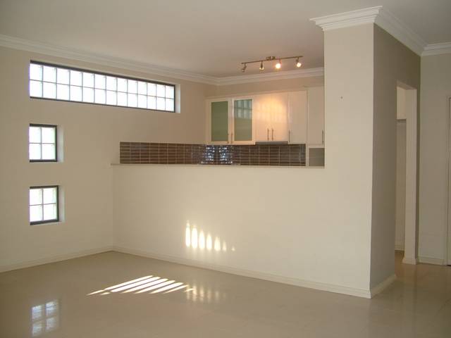 LARGE & CLASSY Picture 2