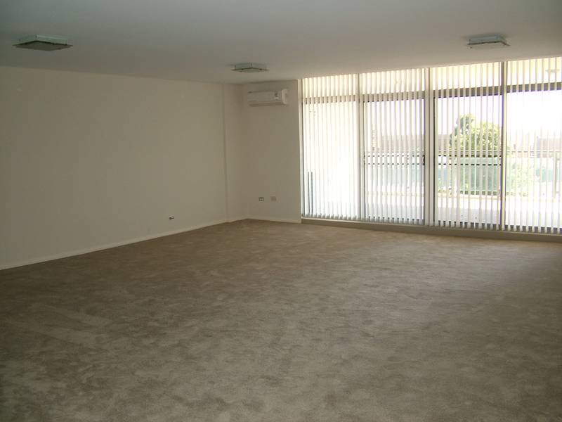 MODERN UNIT - FANTASTIC VIEWS - VERY CLOSE TO TOWN Picture 2