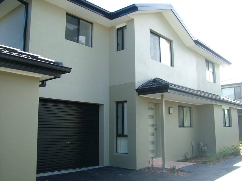 NEAR NEW TOWNHOUSE Picture 1