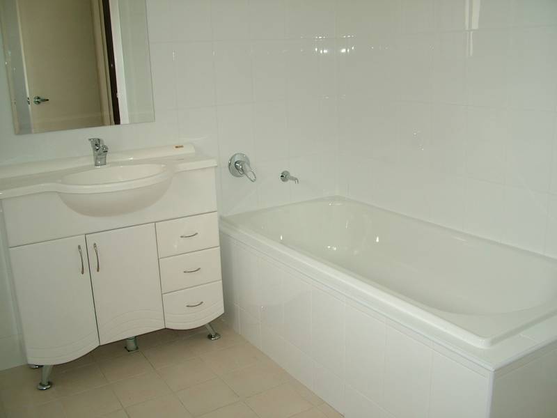 NEAR NEW TOWNHOUSE Picture 3