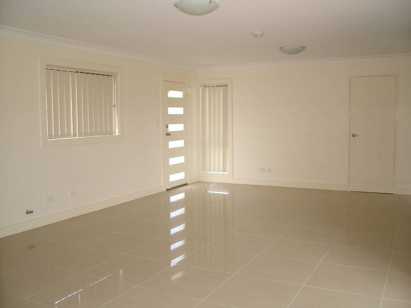 NEAR NEW TOWNHOUSE Picture 2