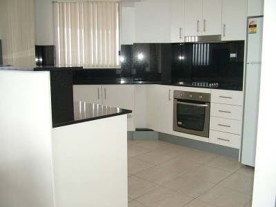 SPACIOUS & MODERN- AVAILABLE FURNISHED OR UNFURNISHED Picture