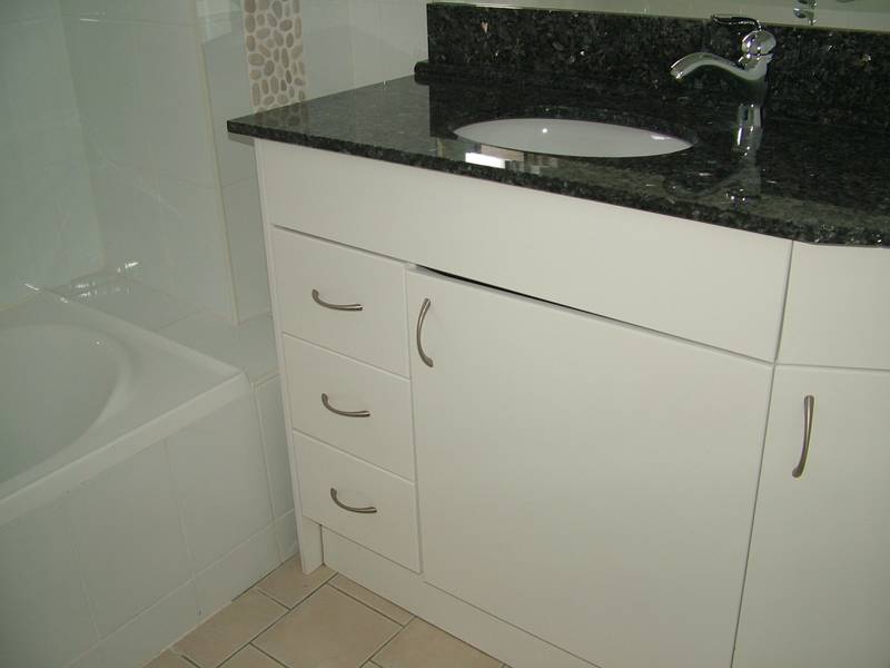 SPACIOUS & MODERN- AVAILABLE FURNISHED OR UNFURNISHED Picture 3