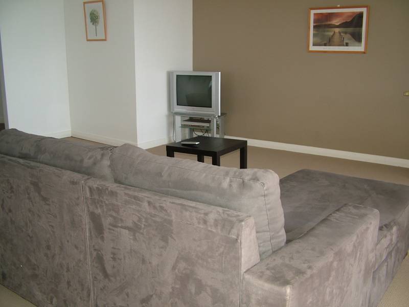 SPACIOUS & MODERN- AVAILABLE FURNISHED OR UNFURNISHED Picture 2