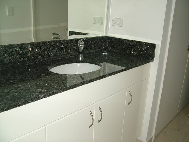 STYLISH APARTMENT- AVAILABLE FURNISHED OR UNFURNISHED Picture 3