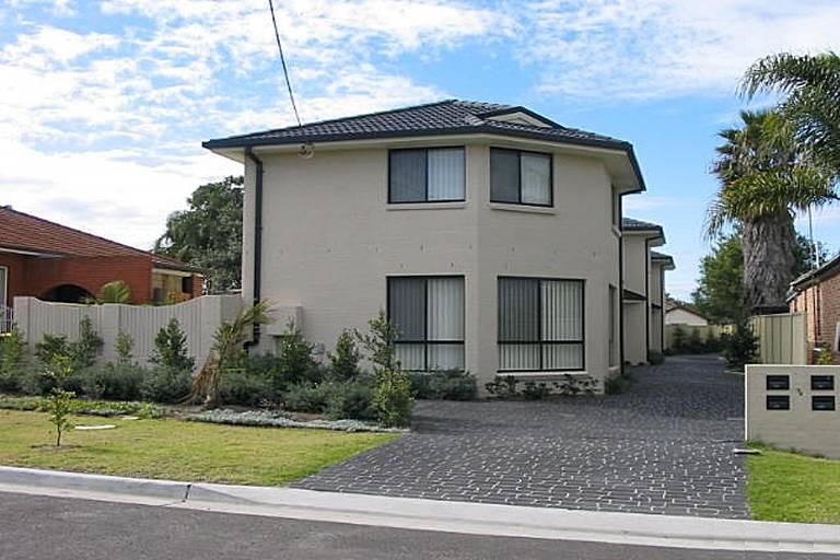 IMMACULATE TOWNHOUSE- 2 LIVING AREAS Picture 1