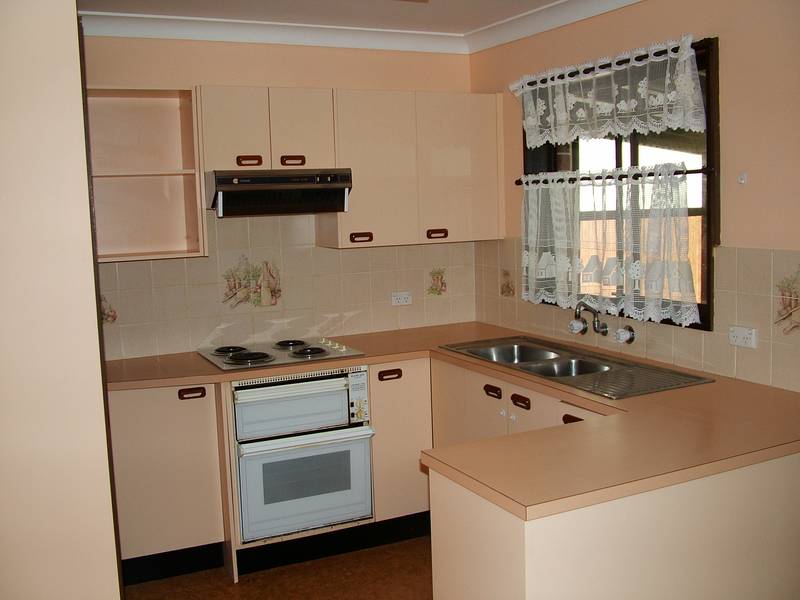 3 BEDROOM FAMILY HOME- AVAILABLE NOW Picture