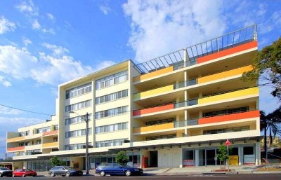 MODERN UNIT - VERY CLOSE TO TOWN Picture