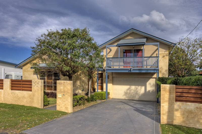 BEAUTIFUL LARGE FAMILY FOME Picture 1