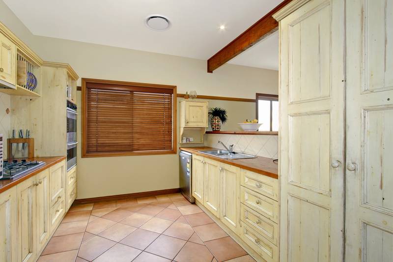 BEAUTIFUL LARGE FAMILY FOME Picture 2