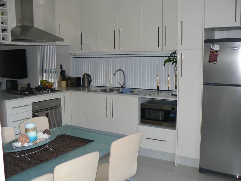 STYLISH AND CONTEMPORARY LIVING Picture 2