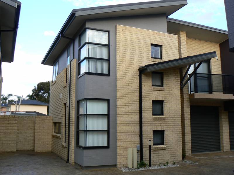 STYLISH AND CONTEMPORARY LIVING Picture 1