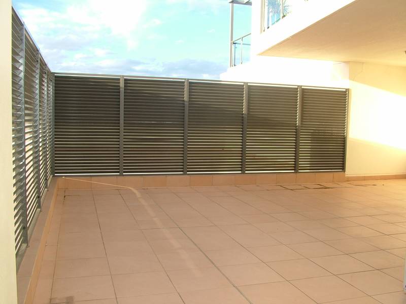 MODERN UNIT AVAILABLE- VERY CLOSE TO TOWN Picture 2