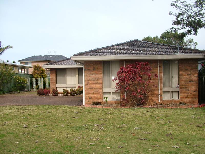 FAMILY HOME IN A QUIET STREET Picture 1