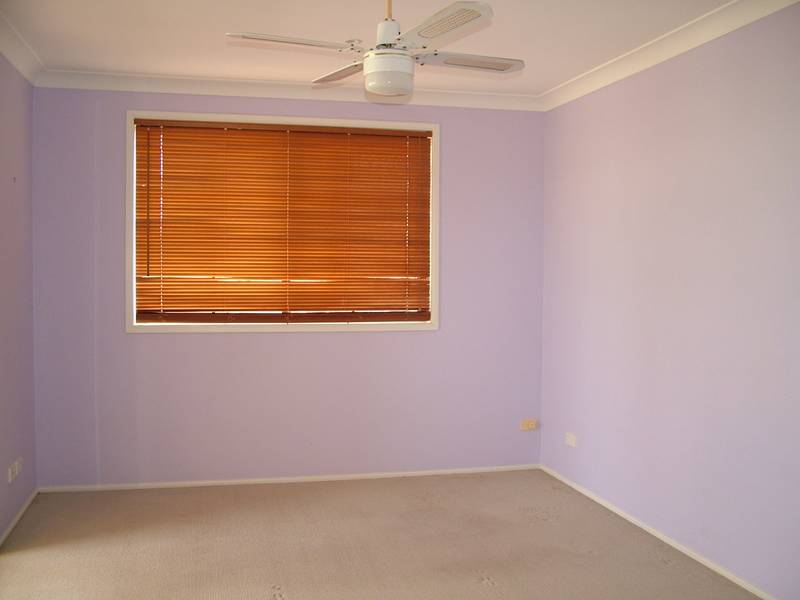 IN A QUIET STREET, IS THIS BEAUTIFUL TOWNHOUSE Picture 2