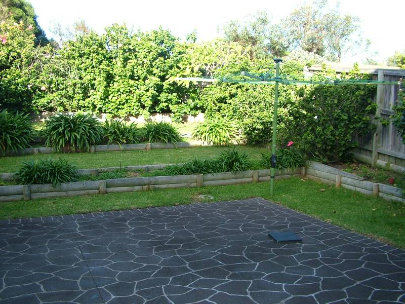 IN A QUIET STREET, IS THIS BEAUTIFUL TOWNHOUSE Picture 3