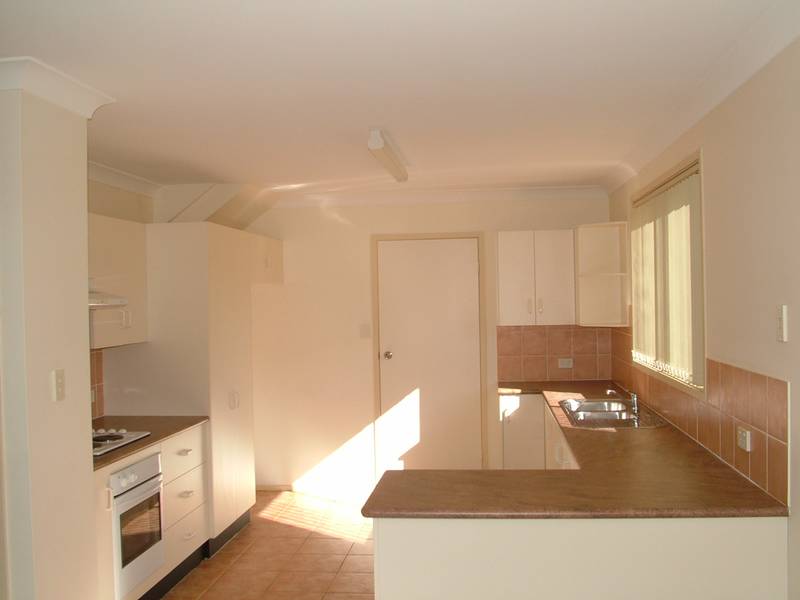 SPACIOUS TOWNHOUSE IN A QUIET COMPLEX Picture 2