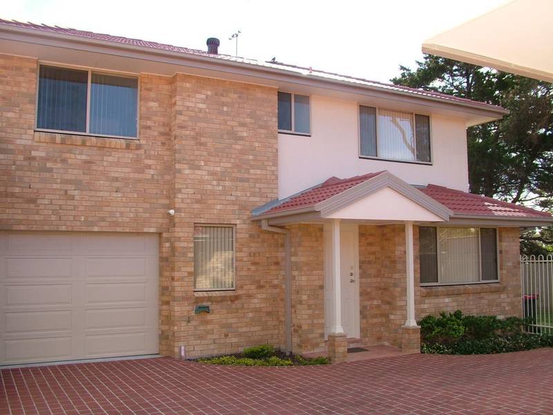 SPACIOUS TOWNHOUSE IN A QUIET COMPLEX Picture 1