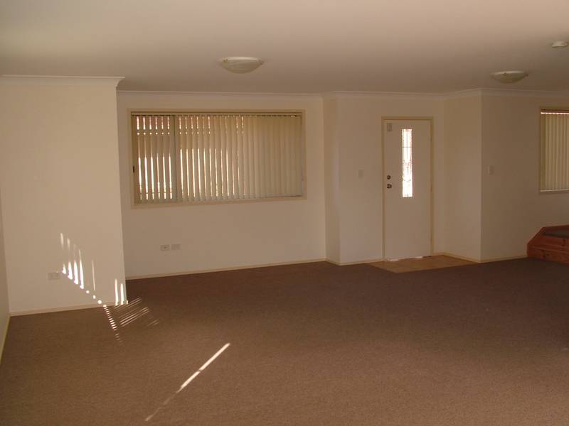 SPACIOUS TOWNHOUSE IN A QUIET COMPLEX Picture 3