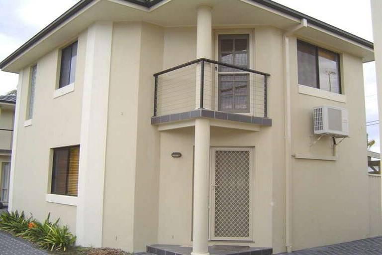 AFFORDABLE & MODERN IS THIS TOWNHOUSE Picture 1