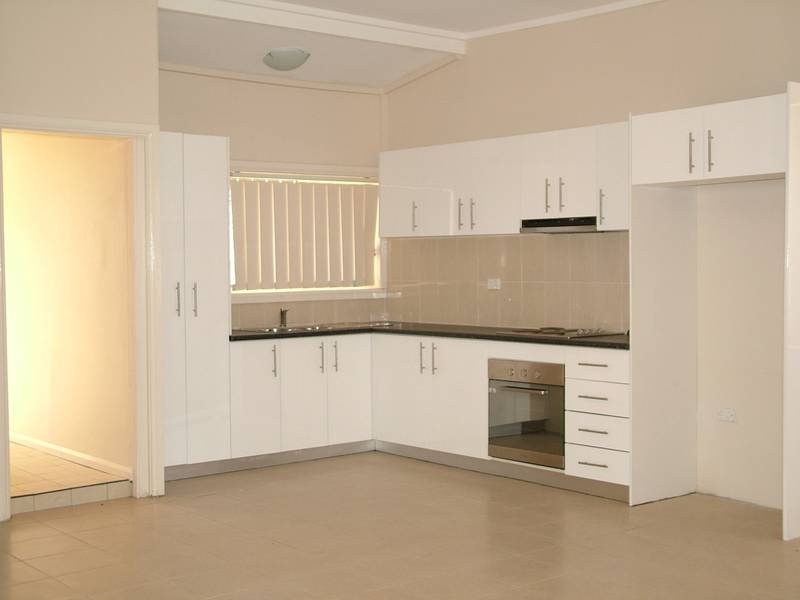 RENOVATED, CENTRAL LOCATION Picture 1