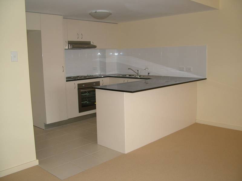 SPACIOUS UNIT WITH VIEWS Picture 2