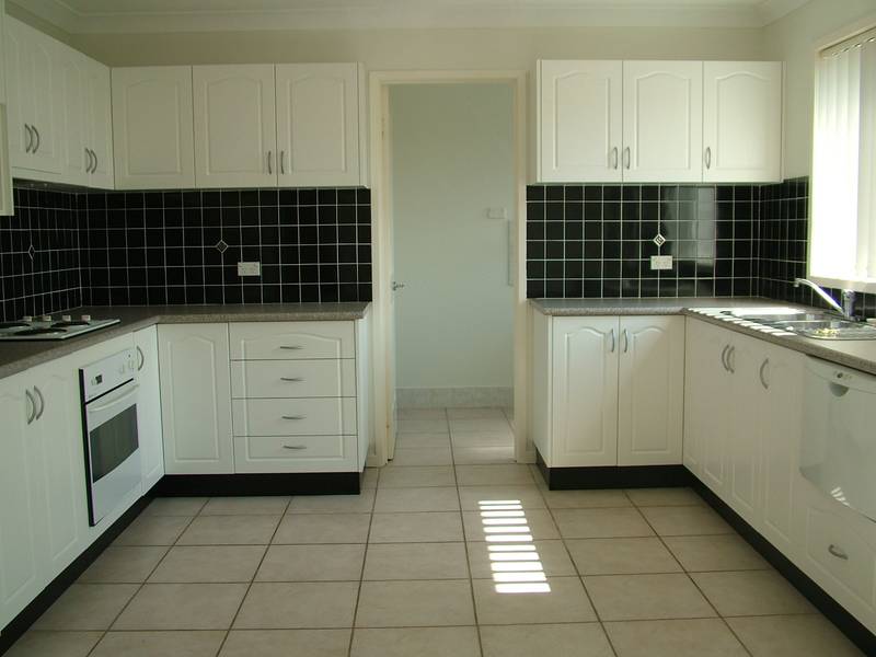 TOP CLASS SPACIOUS TOWNHOUSE Picture 2