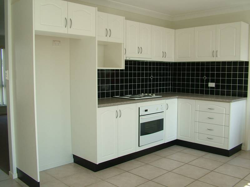 TOP CLASS SPACIOUS TOWNHOUSE Picture 3