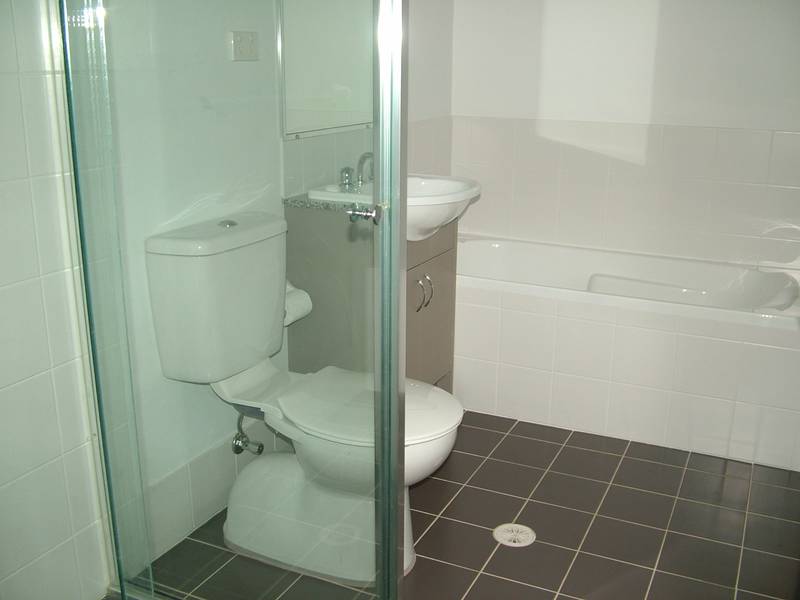 MODERN 2 BEDROOM + STUDY Picture 3