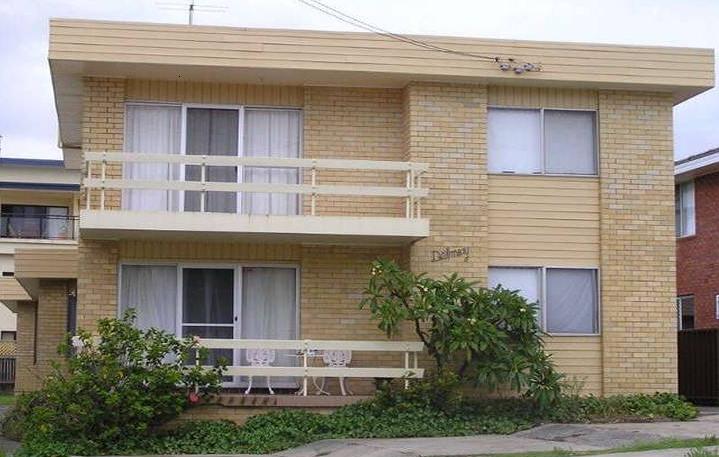 2 BEDROOM UNIT SO CLOSE TO THE BEACH Picture 1