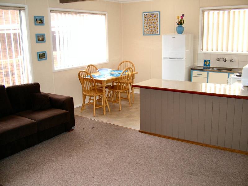 2 BEDROOM UNIT SO CLOSE TO THE BEACH Picture 2