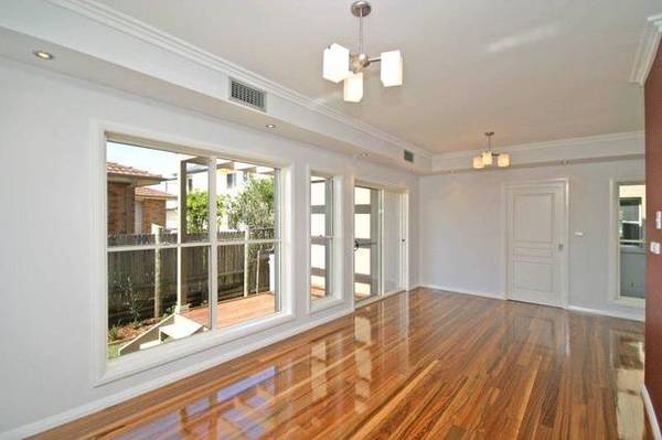 PRISTINE, CONTEMPORARY TOWNHOUSES Picture 2