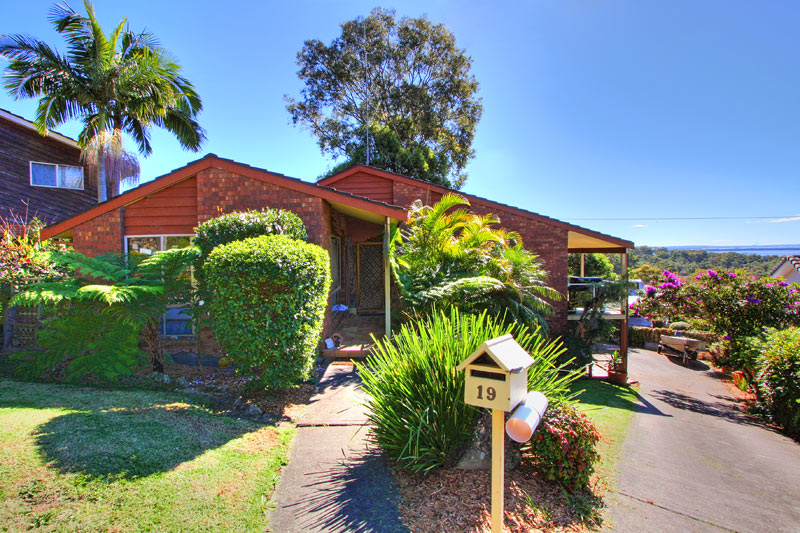 EXPANSIVE LAKE VIEWS Picture 1