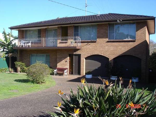 Big 3 Bedroom Family Home with Separate Granny Flat Picture 1