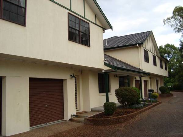 Trendy Loft Style Townhouse in Quiet Convenient Location Picture 1