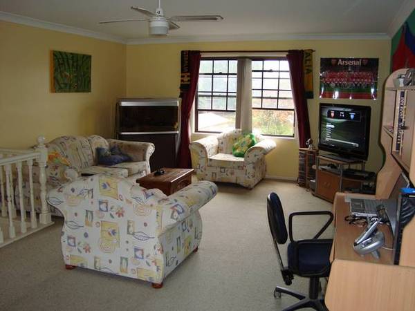 Trendy Loft Style Townhouse in Quiet Convenient Location Picture 2