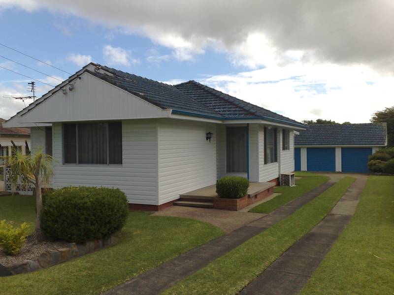 Immaculate 3 Bedroom Home with Double Garage Picture 1