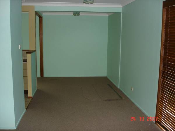 Lovely 3 Bedroom Home in Quiet Lakeside Suburb Picture 3